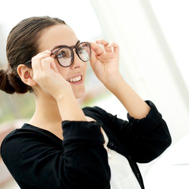 Teljes BIFOKÁLIS SZEMÜVEG elkészítése Varilux Mester Optikában + Látásvizsgálat + Essilor gyártmányú lencse + kb. 300&nbsp;keret + tok +... a&nbsp;makulátlan látásélesség érdekében.