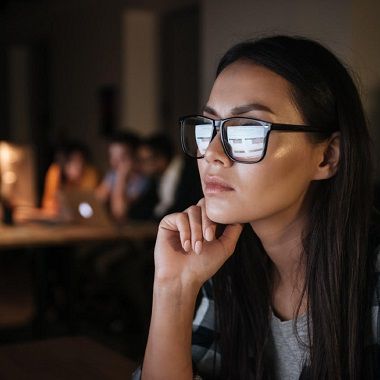 Védd a látásodat a képernyők káros fényétől! Monitorszűrő dioptriás szemüveg készítés választható kerettel, látásvizsgálattal. Utcai viseletre is tökéletes!