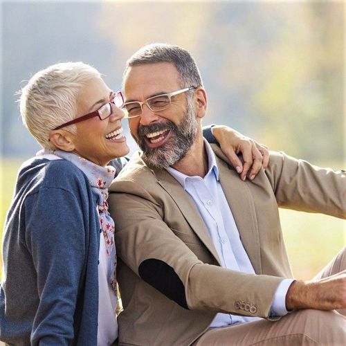 BIFOKÁLIS SZEMÜVEG készítés Varilux Mester Optikában + Látásvizsgálat + Essilor csoport által gyártott lencse + ~200 keret + ... a makulátlan látásélességért minden távolságra